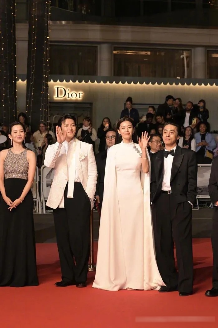 《群体》(港译《尸杀禁区》)影评:延尚昊的僵尸新作,好看但降智