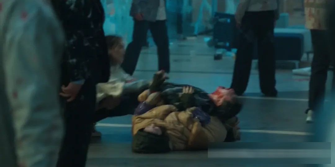 《群体》(港译《尸杀禁区》)影评:延尚昊的僵尸新作,好看但降智