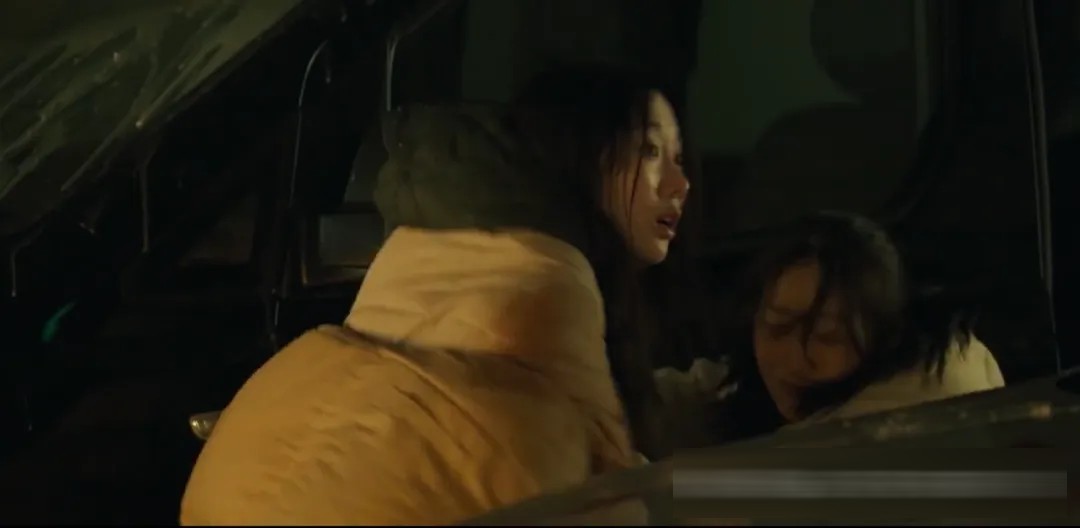 《群体》(港译《尸杀禁区》)影评:延尚昊的僵尸新作,好看但降智