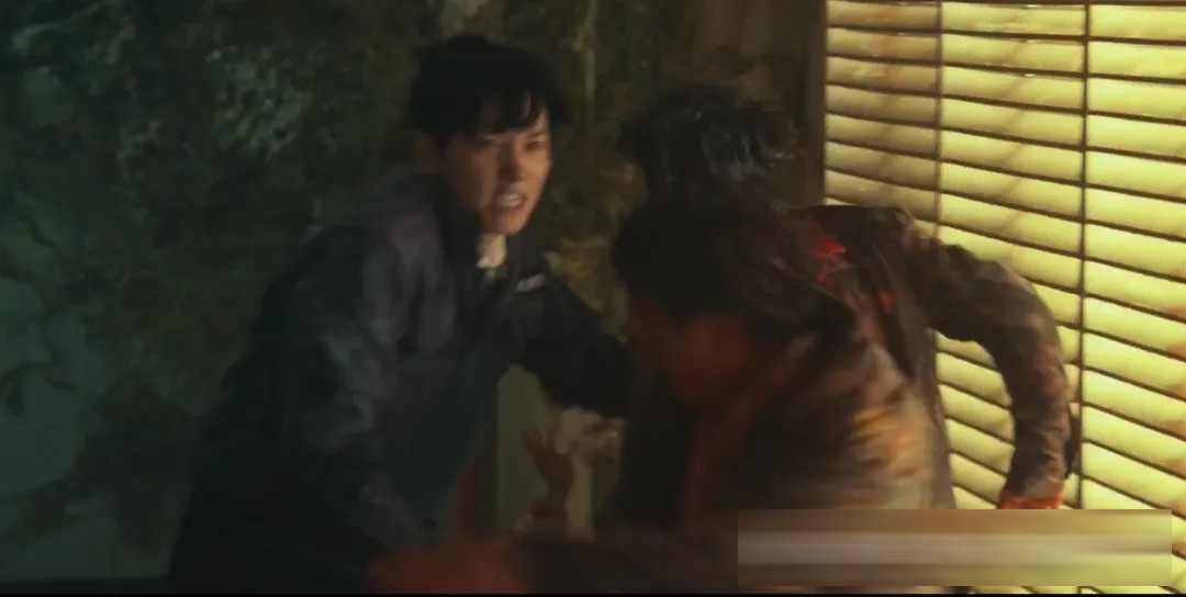 《群体》(港译《尸杀禁区》)影评:延尚昊的僵尸新作,好看但降智