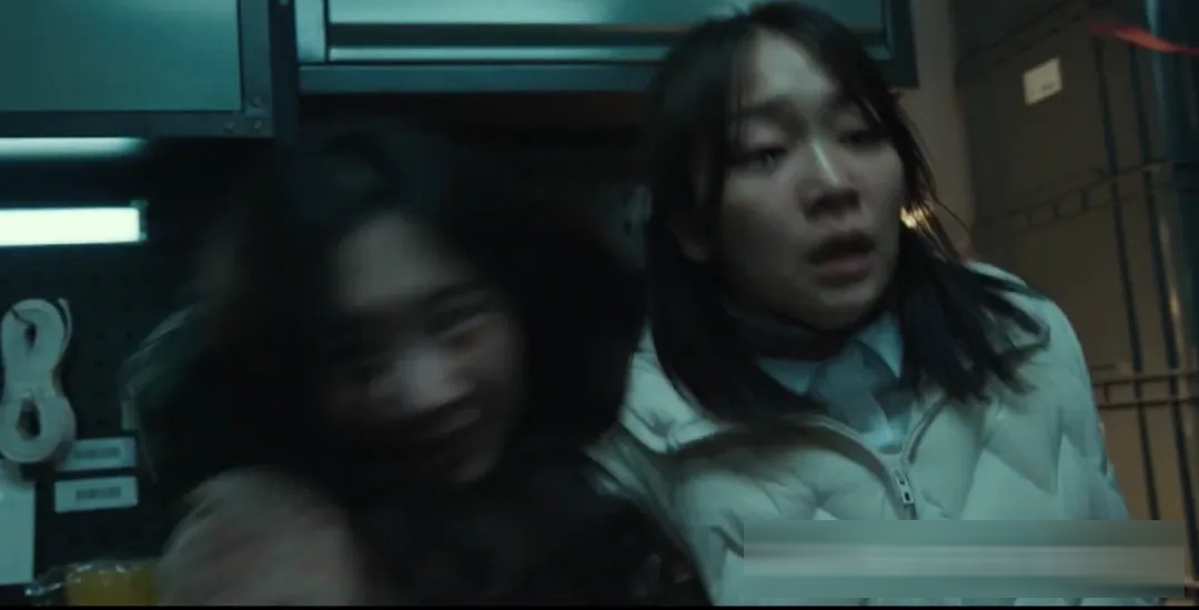 《群体》(港译《尸杀禁区》)影评:延尚昊的僵尸新作,好看但降智