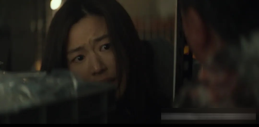 《群体》(港译《尸杀禁区》)影评:延尚昊的僵尸新作,好看但降智