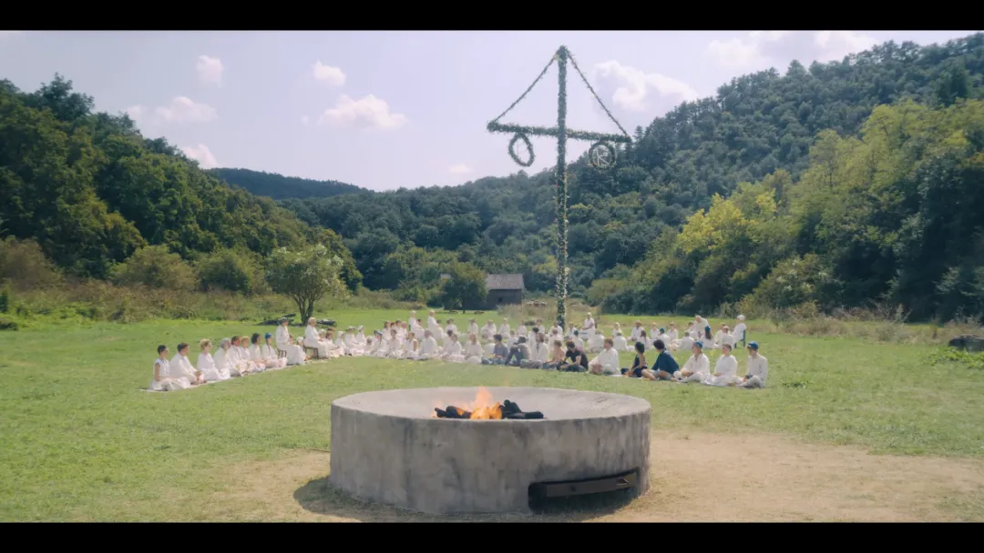 經典尺度邪典恐怖片《仲夏夜驚魂/仲夏魘》，看得人頭皮發麻！