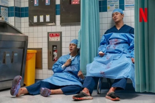 还原医疗行业乱象的最新Netflix韩剧《重症外伤中心/外伤重症中心》一集就爆,远超预期！