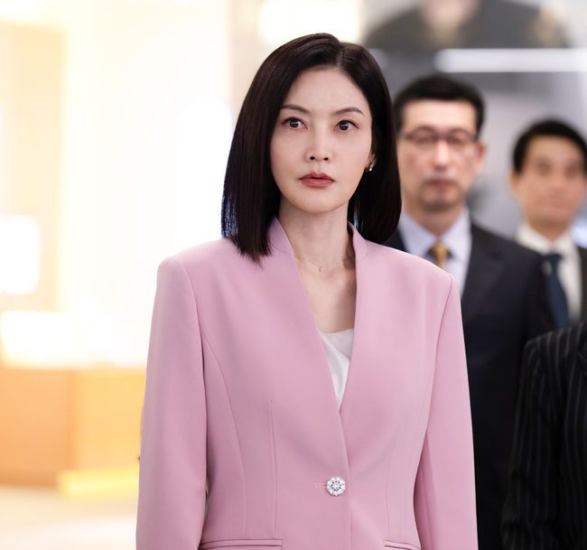 Netflix爱情韩剧《欢迎来到王之国》12看点！霸总李俊昊＆微笑职员润娥，展开王子爱上灰姑娘的高甜罗曼史