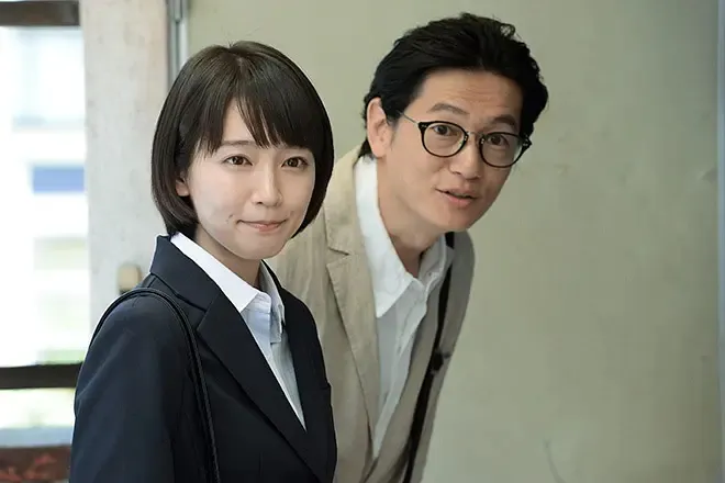 生活困难就找她！酒窝美女「吉冈里帆」在《健康又文明的最低限度生活》中演了个日本公务员