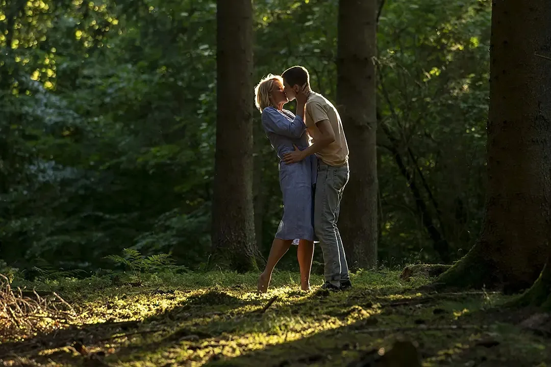 羞耻感爆棚的电影《红心女王/女王诱罪/烈火偷情》，中产阶级大妈和小鲜肉之间的那些事