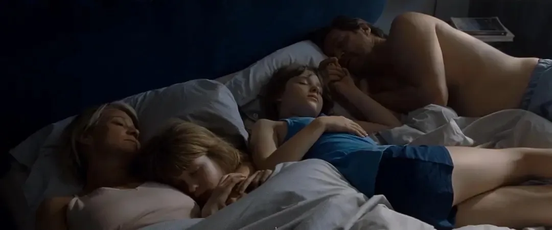 羞耻感爆棚的电影《红心女王/女王诱罪/烈火偷情》，中产阶级大妈和小鲜肉之间的那些事