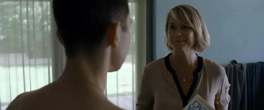 羞耻感爆棚的电影《红心女王/女王诱罪/烈火偷情》，中产阶级大妈和小鲜肉之间的那些事