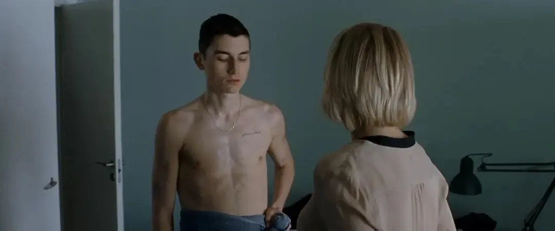 羞耻感爆棚的电影《红心女王/女王诱罪/烈火偷情》，中产阶级大妈和小鲜肉之间的那些事