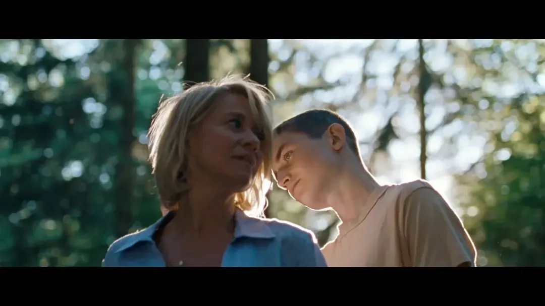 羞耻感爆棚的电影《红心女王/女王诱罪/烈火偷情》，中产阶级大妈和小鲜肉之间的那些事