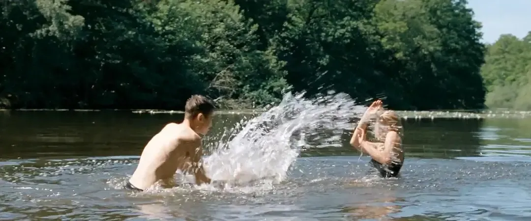 羞耻感爆棚的电影《红心女王/女王诱罪/烈火偷情》，中产阶级大妈和小鲜肉之间的那些事