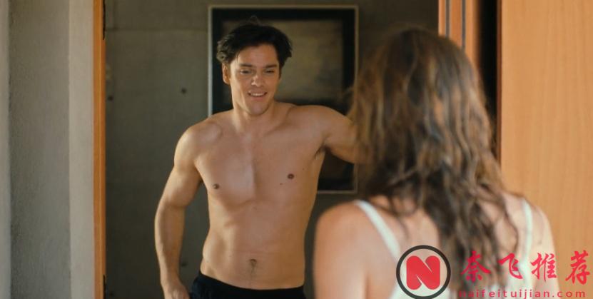 Netflix又炸出一部大尺度悬疑片《危岛坠爱》，演员养眼，景色优美，妥妥的爱情杀猪盘！