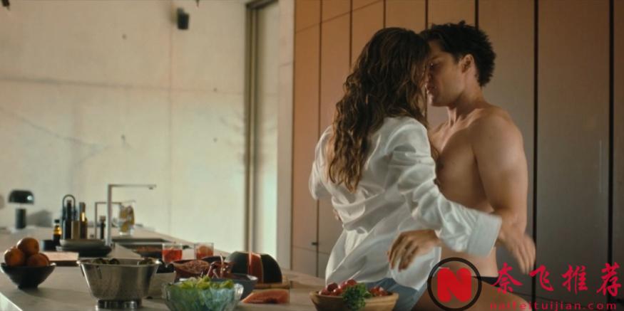 Netflix又炸出一部大尺度悬疑片《危岛坠爱》，演员养眼，景色优美，妥妥的爱情杀猪盘！