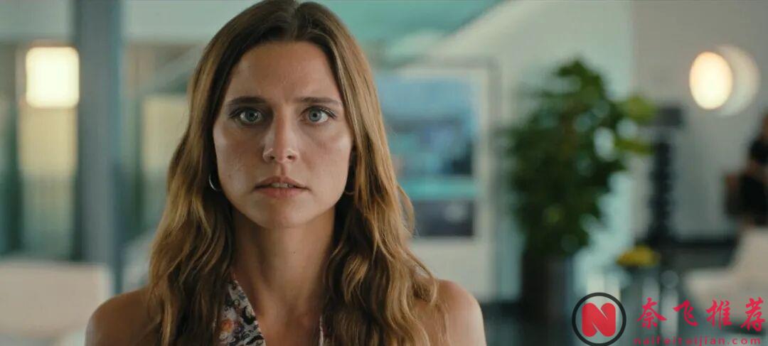 Netflix又炸出一部大尺度悬疑片《危岛坠爱》，演员养眼，景色优美，妥妥的爱情杀猪盘！