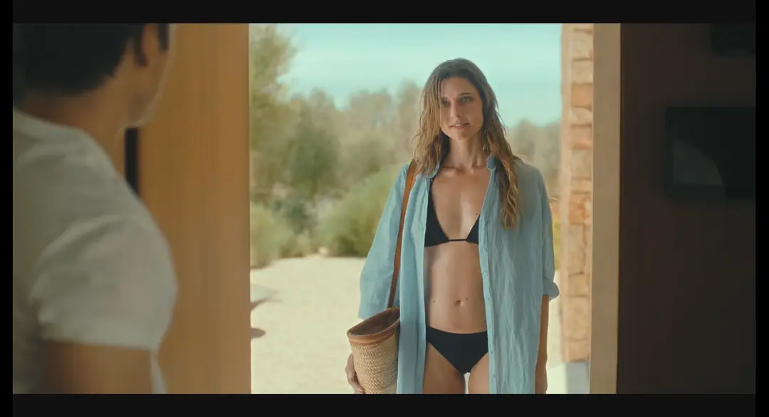 Netflix又炸出一部大尺度悬疑片《危岛坠爱》,演员养眼,景色优美,妥妥的爱情杀猪盘!