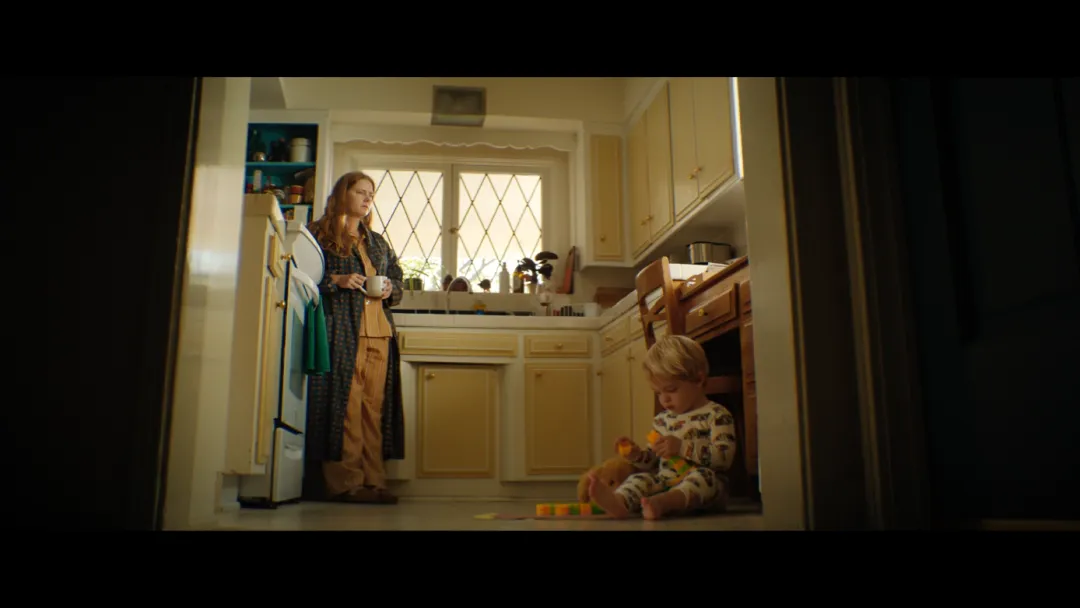 美國最新恐怖片《夜母》，爲了當好一個母親，她選擇變成一隻“狗”！