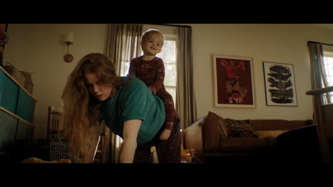 美國最新恐怖片《夜母》，爲了當好一個母親，她選擇變成一隻“狗”！