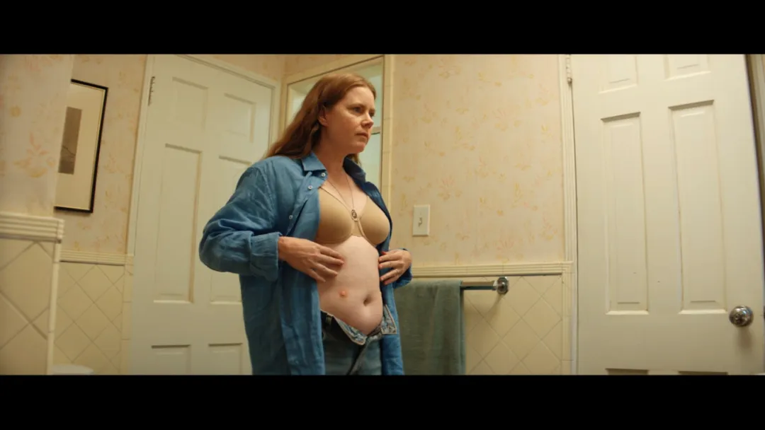 美國最新恐怖片《夜母》，爲了當好一個母親，她選擇變成一隻“狗”！