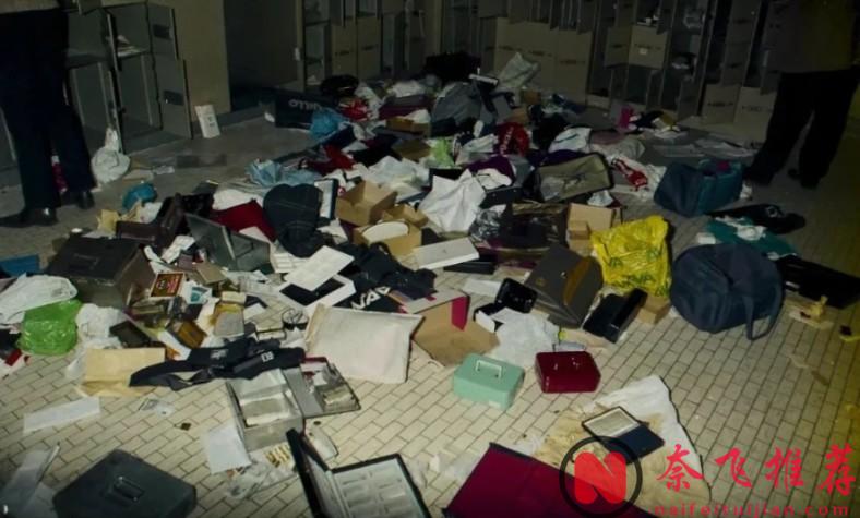 不愧是网飞，世界上最离奇的抢劫案，被它拍出来了！就是这部《不翼而飞：世纪大劫案》