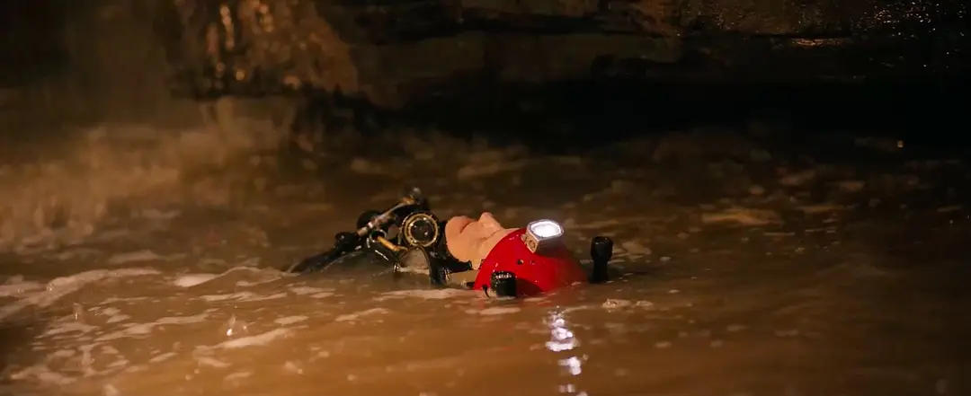 不敢想象這部驚悚救援電影《十三條命》居然改編自真實事件！