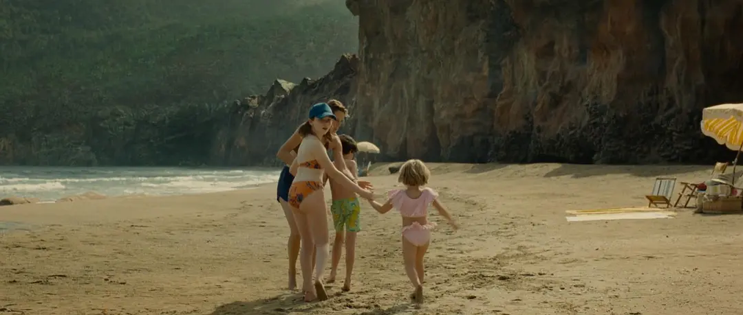 一开场，就是尸体，假期变成了一场噩梦，这部《老去/诡老》的剧情设定太牛了！