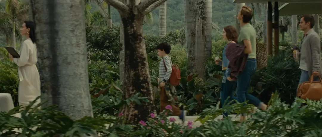 一开场，就是尸体，假期变成了一场噩梦，这部《老去/诡老》的剧情设定太牛了！