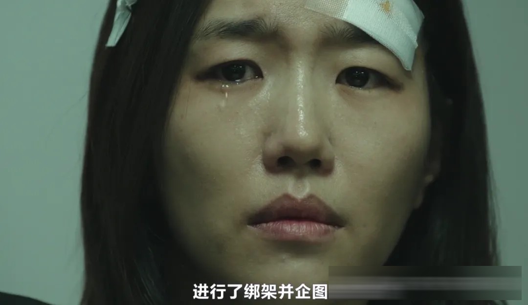 《白色轿车里的女人》:一桩雪地疑案背后,三个受伤女人的选择