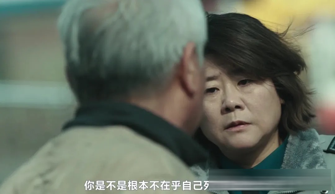 《白色轿车里的女人》:一桩雪地疑案背后,三个受伤女人的选择