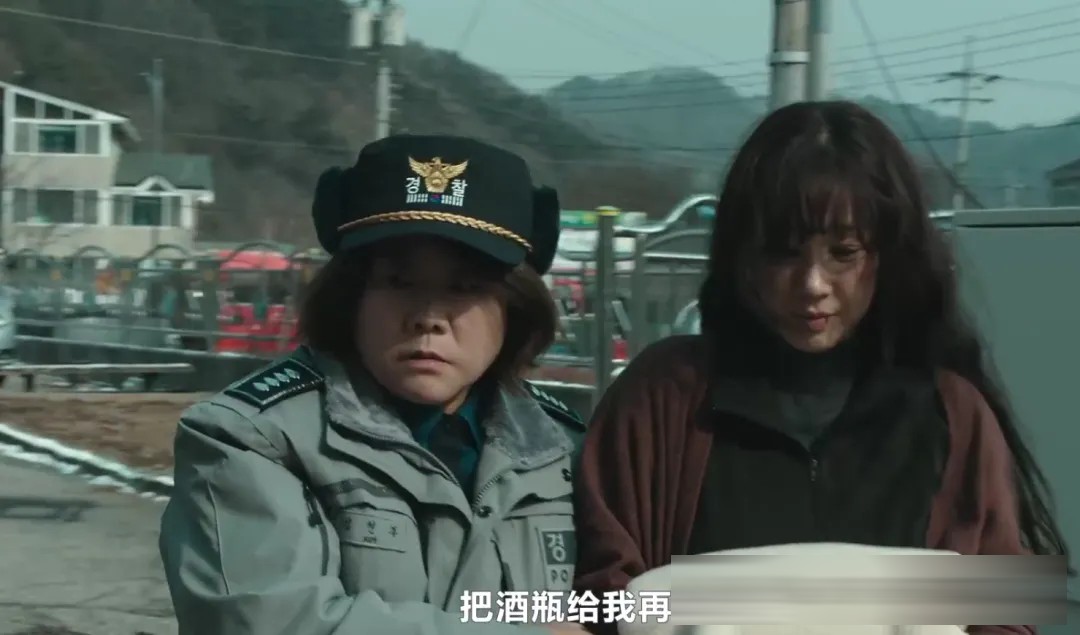 《白色轿车里的女人》:一桩雪地疑案背后,三个受伤女人的选择