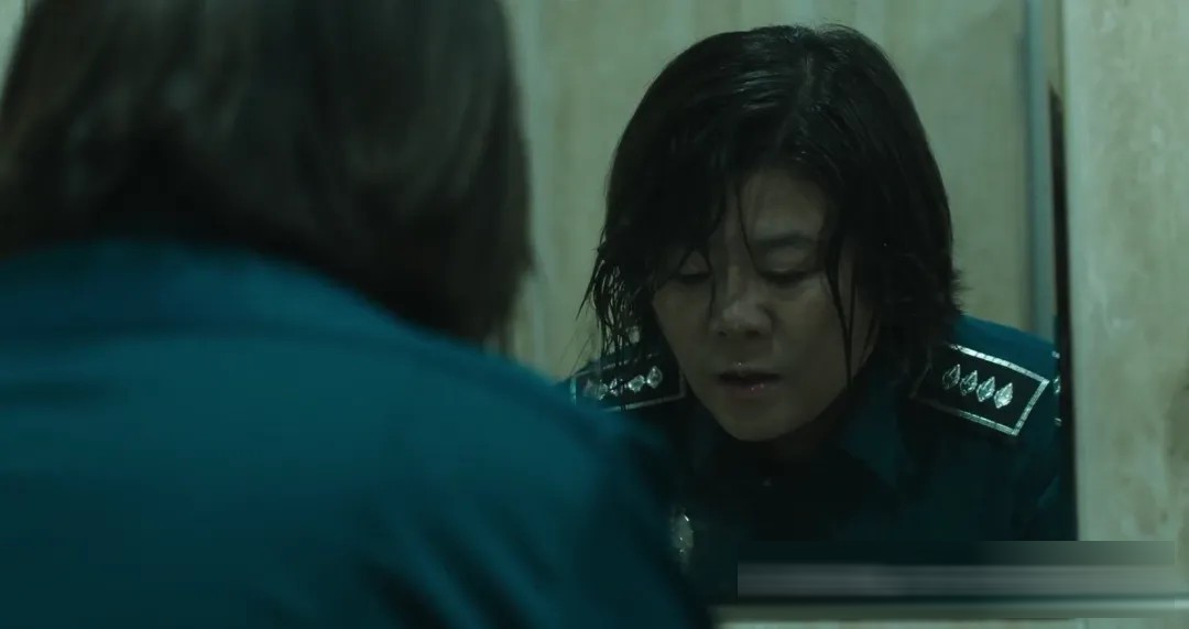 《白色轿车里的女人》:一桩雪地疑案背后,三个受伤女人的选择