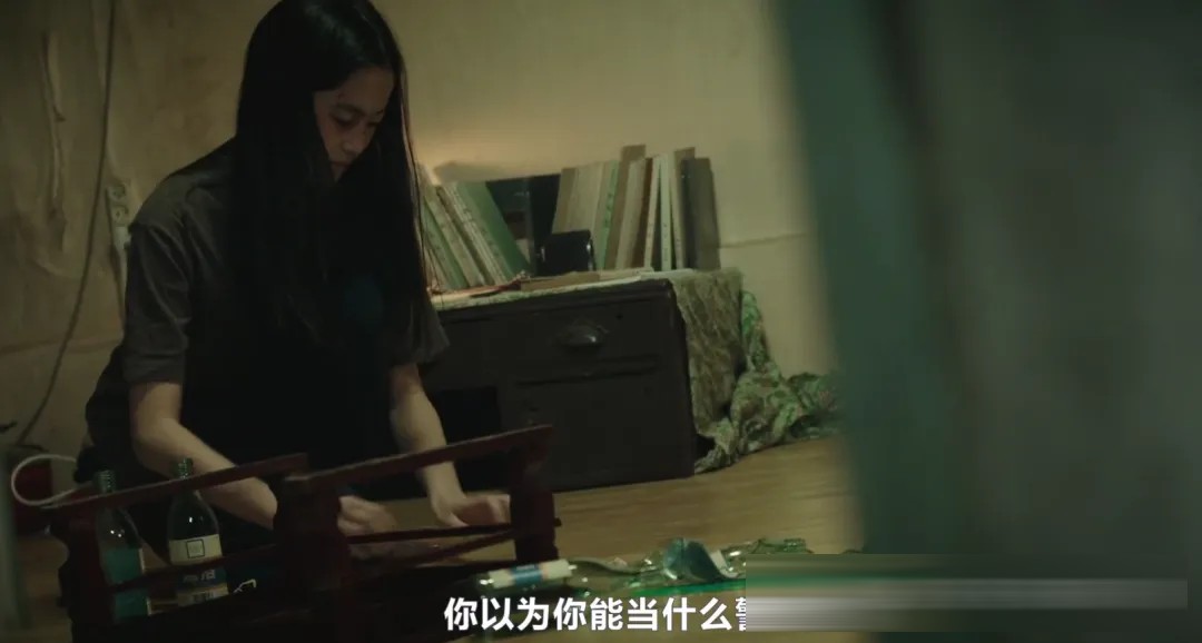 《白色轿车里的女人》:一桩雪地疑案背后,三个受伤女人的选择