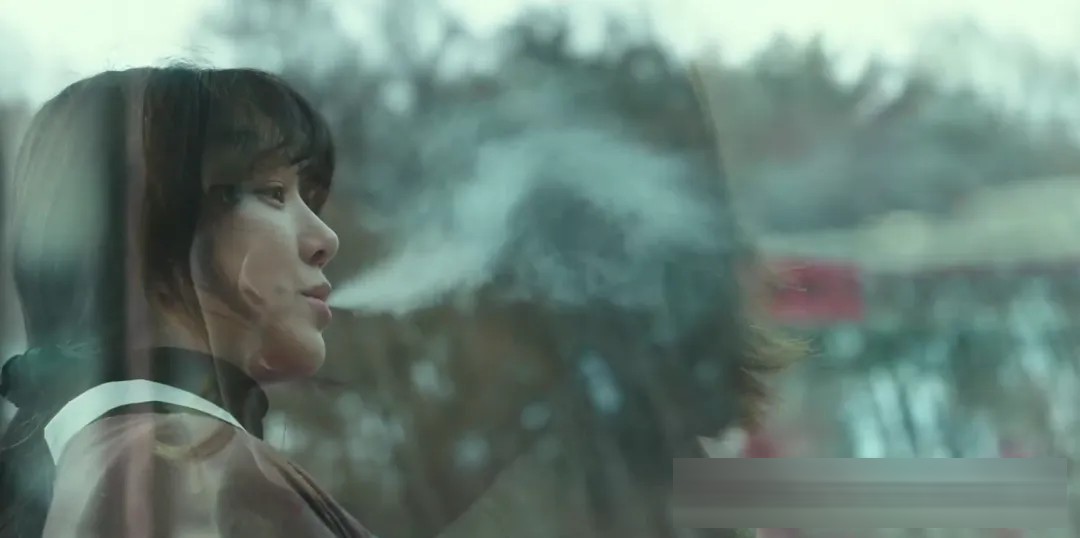 《白色轿车里的女人》:一桩雪地疑案背后,三个受伤女人的选择