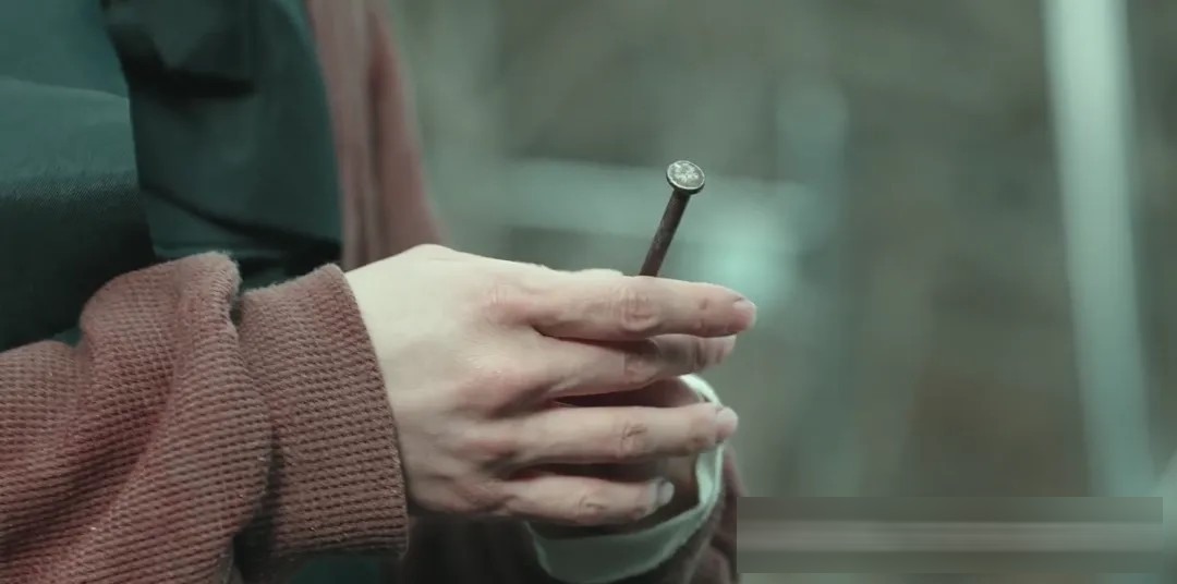 《白色轿车里的女人》:一桩雪地疑案背后,三个受伤女人的选择