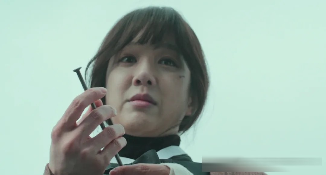 《白色轿车里的女人》:一桩雪地疑案背后,三个受伤女人的选择