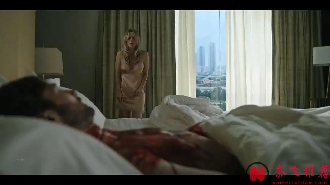 不愧是HBO，酒醒之後旁邊的一具屍體被她直接無視，《空乘危機/謎飛空姐》第一集就這麼高能！