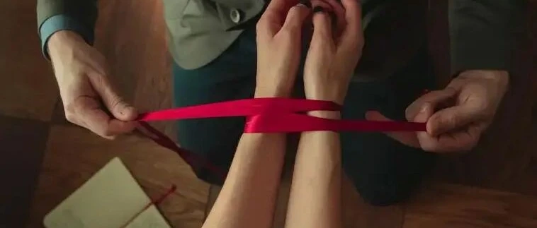 Netflix《情劫》：四集讲完一场禁忌恋，谎言崩塌只需要一瞬