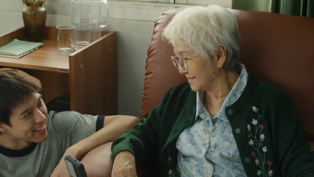 浮躁的社會，能看到這樣一部「人間清醒」的電影《姥姥的外孫/金孫爆富攻略/全職乖孫》，實屬難得！