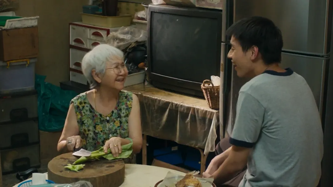 浮躁的社會，能看到這樣一部「人間清醒」的電影《姥姥的外孫/金孫爆富攻略/全職乖孫》，實屬難得！