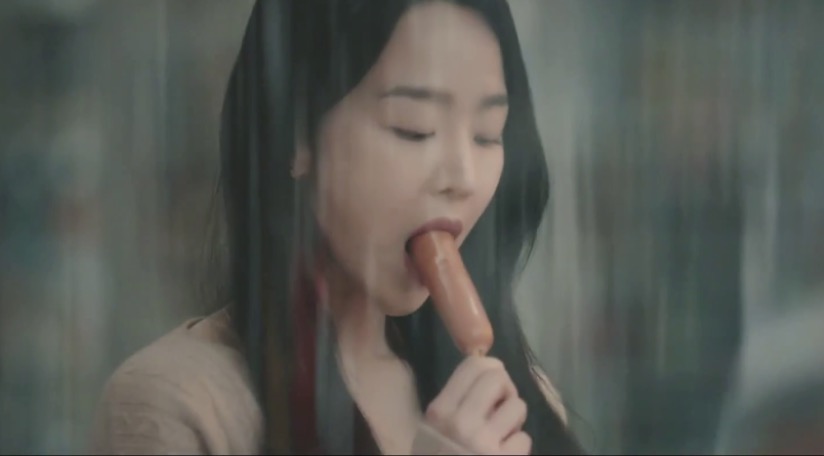 韓國懸疑驚悚片《她死了》，一個無下限的瘋批網紅，變態看了都甘拜下風！