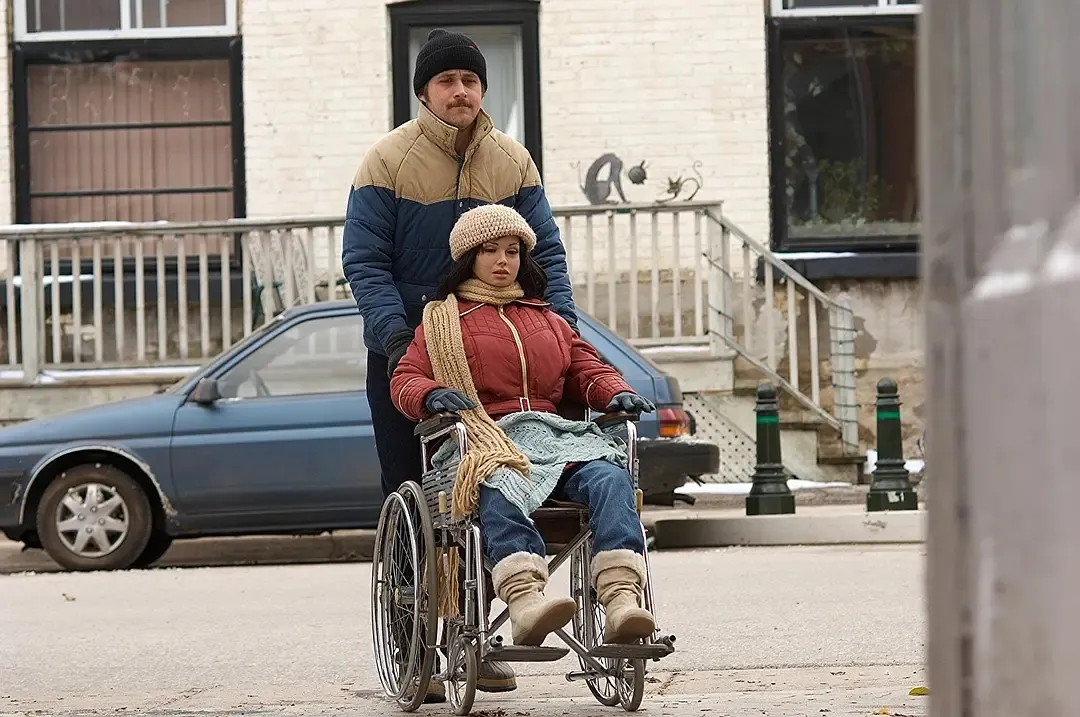 到底要多孤独，才会爱上一个充气娃娃？这部《充气娃娃之恋》片名又污又变态，内容却治愈了无数人