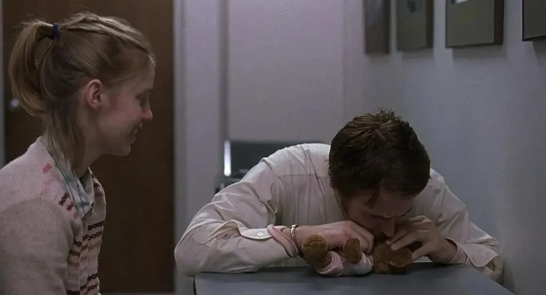 到底要多孤独，才会爱上一个充气娃娃？这部《充气娃娃之恋》片名又污又变态，内容却治愈了无数人