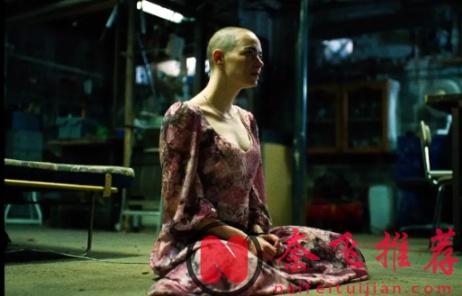 科幻驚悚片《拯救地球/暴蜂尼亞》：抽象尺度齊飛，石頭姐這次又殺瘋了！