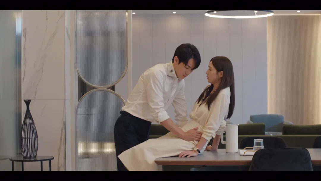 妻子绑架自己威胁丈夫？Netflix尺度狗血韩剧《现在拨打的电话》，神仙颜值不愧顶流！