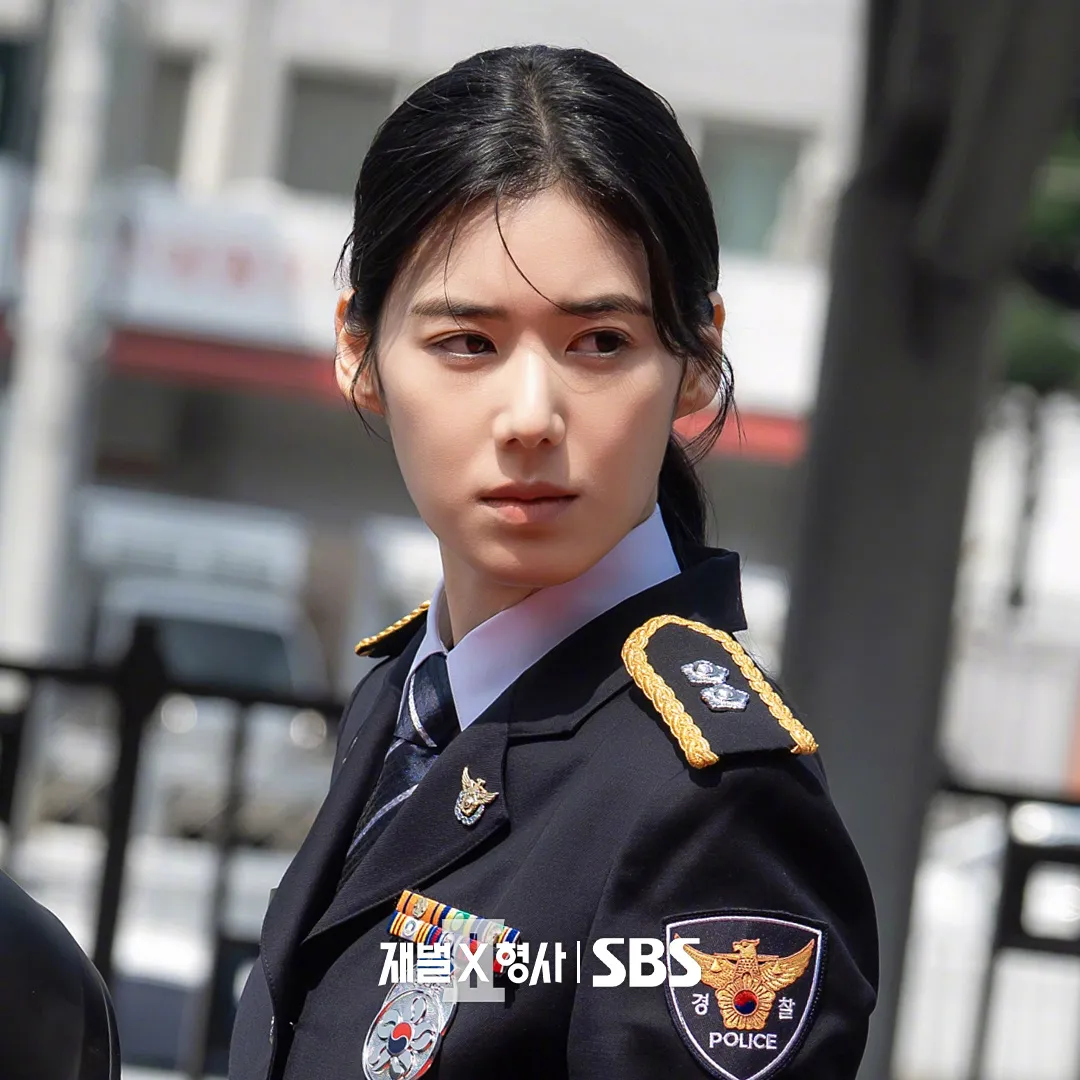 韩剧《财阀X刑警2》：郑恩彩顶着高级脸闯进喜剧探案赛道