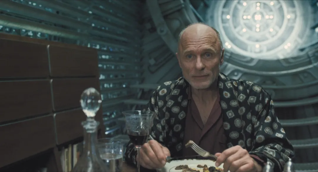 這部韓國偽科幻片突出了末日危機下的醜陋人性，底層人吃蟑螂，上層人吃牛排！