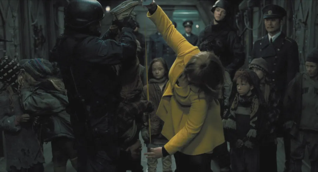 這部韓國偽科幻片突出了末日危機下的醜陋人性，底層人吃蟑螂，上層人吃牛排！