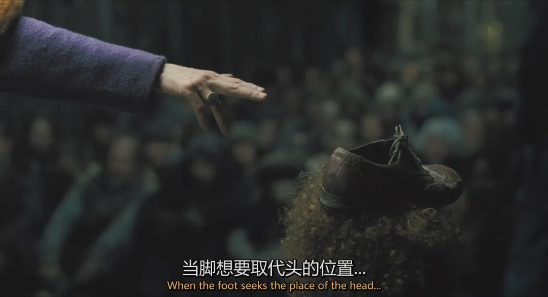 這部韓國偽科幻片突出了末日危機下的醜陋人性，底層人吃蟑螂，上層人吃牛排！