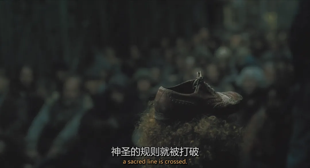 這部韓國偽科幻片突出了末日危機下的醜陋人性，底層人吃蟑螂，上層人吃牛排！