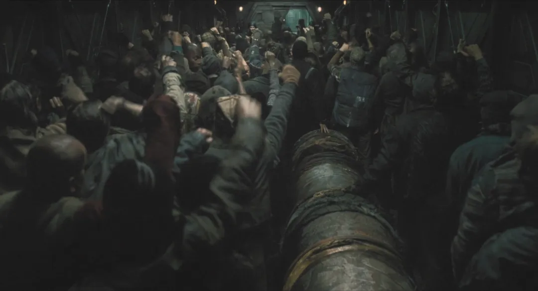 這部韓國偽科幻片突出了末日危機下的醜陋人性，底層人吃蟑螂，上層人吃牛排！